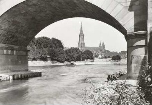 Ulm, Eisenbahnbrücke : Ulm. Blick durch einen Bogen der Eisenbahnbrücke über die Donau zum Münster