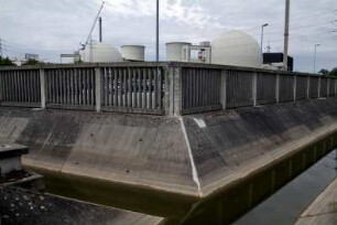 Atomkraftwerk Biblis. Der Doppelreaktor braucht vier Kühltürme