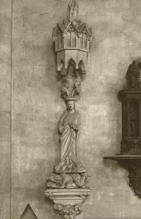 Magdeburg, Dom St. Mauritius und St. Katharina, Innenaufnahme, Querhaus : Skulptur im Südquerhaus, Bekrönung der Maria durch zwei Engel unter einem Baldachin