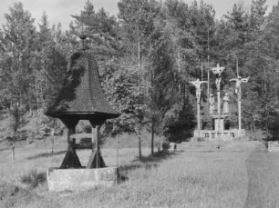 Ziehbrunnen und Kreuzigungsgruppe der Talkirche bei Münnerstadt