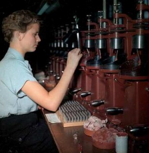 Arbeiterin an einer Linsenschleifmaschine des VEB Carl Zeiss Jena
