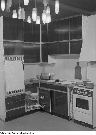 Anbaustrecke mit Kühlschrank, Arbeitsfläche, Spüle, Elektroherd und Hängeschränken