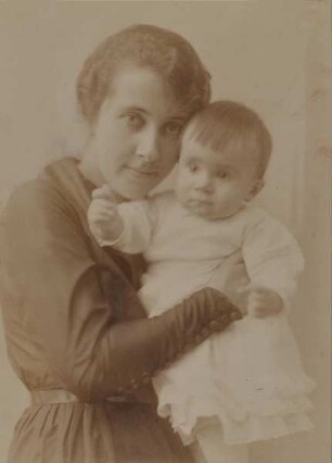 Carla Erna Wilhelmine Scholz mit ihrer Tochter Renate Scholz
