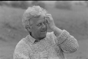 Čičmany. Akt-Pleinair 1980. Der Fotograf Günter Rössler während einer Besprechung