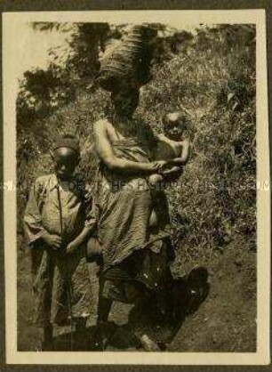 Afrikanische Frau mit zwei Kindern