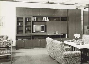 Anbauwand : Wohnzimmermöbel (1978; VEB Möbelkombinat Eisenberg). Anbauwand und Sitzgruppe mit Couchtisch