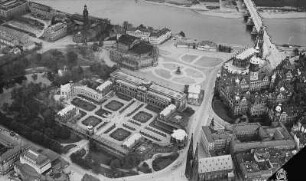 Dresden: Nordwestlicher Teil der Altstadt mit Zwinger, Theaterplatz und Schloß. Luftbild-Schrägaufnahme von Süd