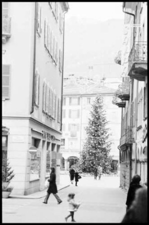 Lugano: Weihnachtsbaum auf dem Piazza della Riforma