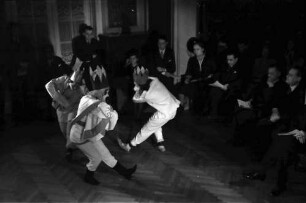 Bukarest: Rumänisches Adventsspiel, Reigen von Mitgliedern der Deutschen Botschaft
