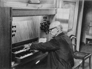 Hanns Ander-Donath (1898-1964; Organist) am Spieltisch der zweimanualigen Jehmlich-Orgel der Stadtkirche Friedrichroda. Repro nach Kleinbild um 1962