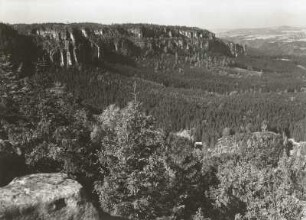Sächsische Schweiz. Langes Horn mit Oberer Affensteinpromenade. Blick vom Kleinen Winterberg