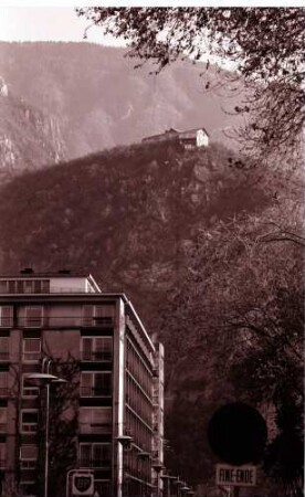 Bozen, Bolzano: modernes Hochhaus und Burg