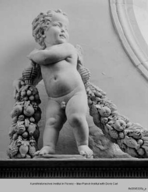 Verkündigungsaltar : Ghirlandentragender Putto (auf der linken Seite des Gesimses)