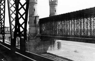 Stahlbrücke mit gemauerten Türmen, Baden im Fluss, Strand
