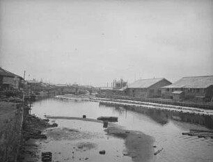 Küstenort mit Fluss : Ortsteilansicht Blick zur Uferbebbauung