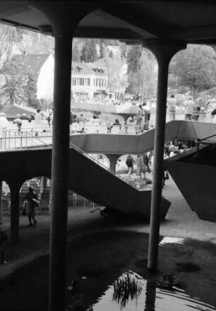 Badenweiler: Kurhausausblick durch Säulen auf Terrassen