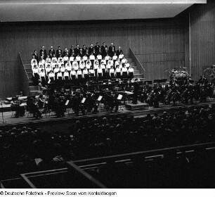 Neuer Chor Dresden unter Chorleiter Manfred Winter. Konzert anläßlich des 20jährigen Jubiläums mit der Jenaer Philharmonie im Kulturpalast Dresden (Moderatorin Traute Richter)