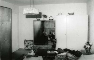 Schlafzimmer mit Schränken