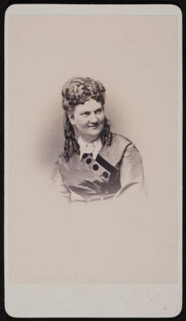 Porträt Rosamunde Baldamus (vor 1860-nach 1886; Sängerin). Albuminabzug auf Karton (Carte-de-visite mit Atelieraufdruck verso)