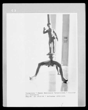 Dreifuß mit Statuette