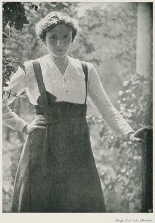 Junge Frau im Garten