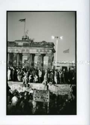 Berliner auf der Mauer am Brandenburger Tor