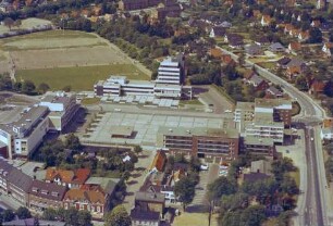 Rathaus: Luftbild: im Vordergrund Rathausstraße mit Rathausplatz, im Hintergrund Sportplatz auf dem Stormarnplatz, rechts Klaus-Groth-Straße