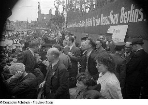 Aufnahmen von den Feierlichkeiten zum 1. Mai 1946 in Berlin : Parteivorstand der SED auf einer Tribüne am Berliner Schloss