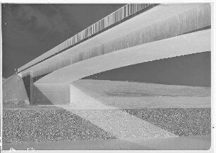 Staustufe Gerlachshausen-Volkach, Umgehungskanal. Landstraßenbrücke Volkach, Kanal-km 5,7, von unterstrom gesehen.