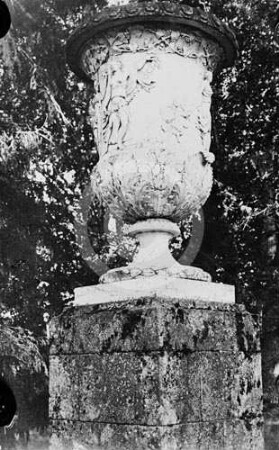 Vase am Schloss oder im Schlosspark Marienburg
