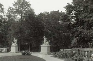 Eurytion raubt Hippodamia : Großer Garten. Blick zu den Kentaurengruppen (um 1735; A. Corradini)