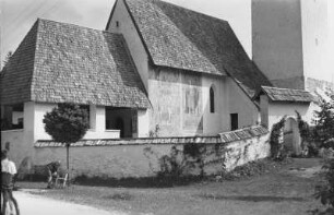 Kirche : Kirchengbäude mit Heiligenbildern auf der Außenwand.