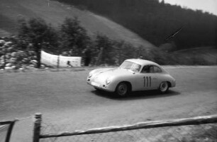 Schauinsland-Rennstrecke: In der Kurve der Holzschlägermatte tief gesehen; Nr. 111; Joseph Greger, München; Porsche
