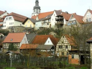 Stadtbild-Ansicht von Süden nach Nordwesten-Oberstadt mit Stadtkirche über Stadtmauer (Wehrgang mit Steinbrüstung abgetragen)