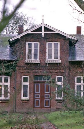 Poststraße (3): Wohnhaus aus Backstein: Traufseite, Teilansicht: Mittelrisalit mit Eingangstür, Zwerchgiebel, hölzernem Giebelpfahl