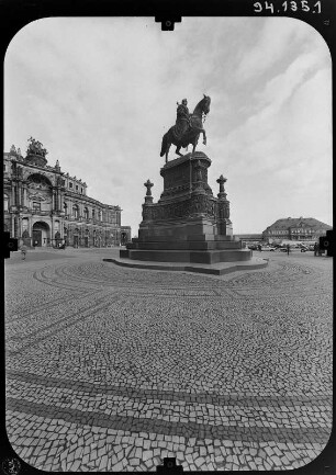 König-Johann-Denkmal : Dresden, Theaterplatz, Reiterstandbild für König Johann