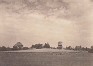 Dresden-Hellerau. Blick über die Ochsenwiese am Biedersberg auf Landhaus Thomas und Wasserturm