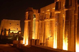 Luxor - Beleuchteter Tempel : Luxor-Tempel, abendliche Beleuchtung, aufgenommen 2006 in Luxor
