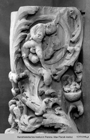 Fragment der nördlichen Rankensäule vom Hauptportal des Domes