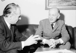 Freiburg: Regierungspräsidium; Regierungspräsident Dr. Person verabschiedet General Paul ...