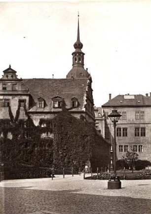 Dresden. Residenzschloss, Stallhof mit Kanzlei : Dresden-Altstadt. Stallhof (ab 1586; P. Buchner) mit Kanzleihaus (1565-1567; H. Irmisch), Hausmannsturm und Georgenbau. Fotografie wohl von Freimund Edlich, Dresden, um 1885. Albuminabzug ohne Trägerkarton, unbezeichnet; 13,9 x 9,7 cm