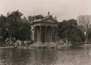 Rom. Italien. Tempel des Äskulap (erbaut 1786 im Stil des Neoklassizismus) im Park der Villa Borghese