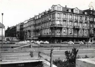 Privatgebäude, Straßen und Plätze in Karlsruhe. Kriegsstraße/Ecke Kreuzstraße