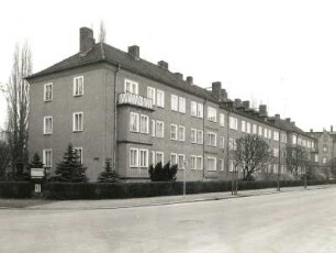 Dresden-Trachau. Wohnblock (Wohnsiedlung), Industriestraße 26a/c/Ecke Aachener Straße 9, 1955. Eckansicht mit Heckeneinfriedung
