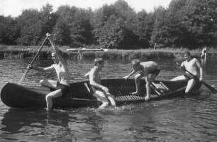 Jugendliche verbringen ihre Freizeit in einem Kanu auf der Oberalster. Es ist nahe am kentern.