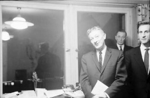Freiburg: Amerikahaus, Übergabe der Bibliothek, Oberbürgermeister Dr. Keidel, Mr. Caroll
