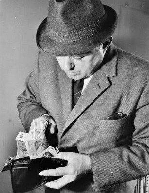 Hermann Struve schaut in seine Geldbörse. Sitzt das Geld zu locker.