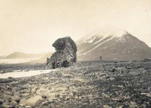 Spitzbergen. Crossfjord. Touristen stehen vor einem Felsen