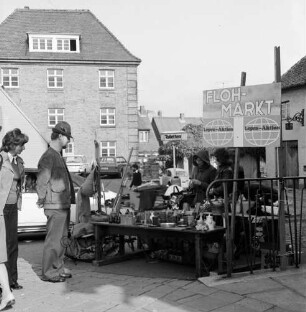 Flohmarkt der "Lepra-Aktion" der katholischen Kirchengemeinde Bad Oldesloe: An der Hude