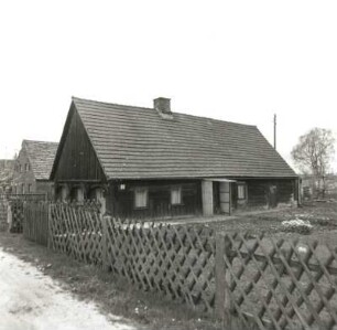 Daubitz (Rietschen-Daubitz), Dorfstraße 25. Blockhaus (1870). Straßenansicht von Nordwest